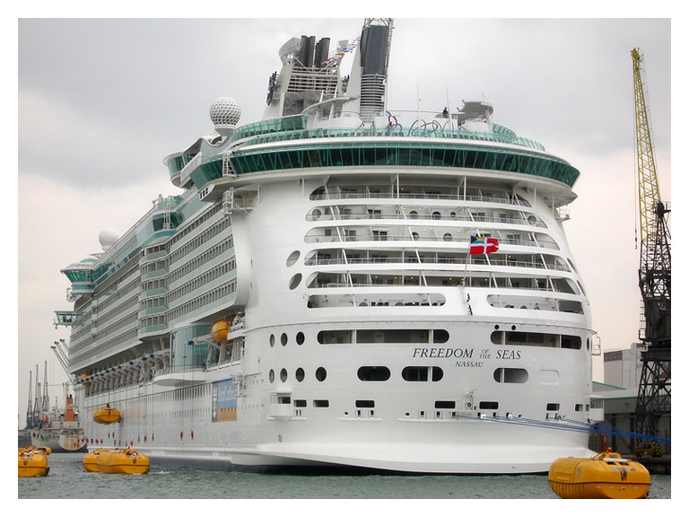 Судно свободы. Самый большой круизный лайнер в мире. Freedom of the Seas лайнер. Самое большое пассажирское судно в мире. Самый роскошный пассажирский корабль а мире.